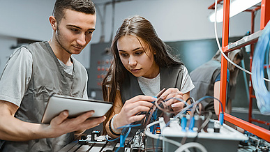 Jugendliche macht ein Praktikum für ihre Ausbildung.