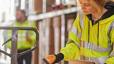 Fachkraft für Lagerlogistik bei der Arbeit in der Ausbildung