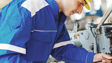 Feinwerkmechaniker/-in bei der Arbeit in der Ausbildung