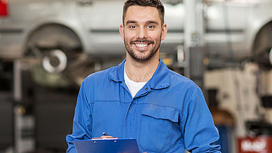 Fahrzeuginterieur-Mechaniker/-in bei der Arbeit in der Ausbildung